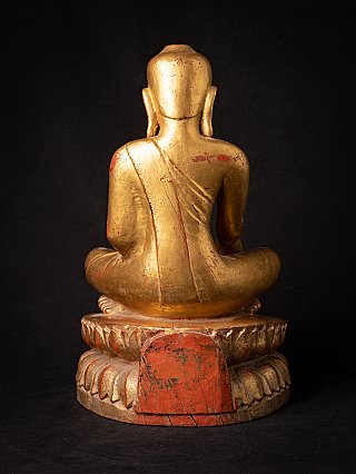Rückansicht der vergoldeten Holz-Buddha-Statue (Ava) mit rotem Sockelbereich