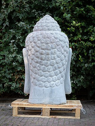 Achterzijde van het Indonesische Boeddhahoofd in andesietsteen, met krulpatroon