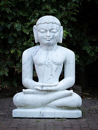 Jain-Statue aus weißem Marmor aus Indien, sitzend in Frontalansicht mit Händen im Schoß