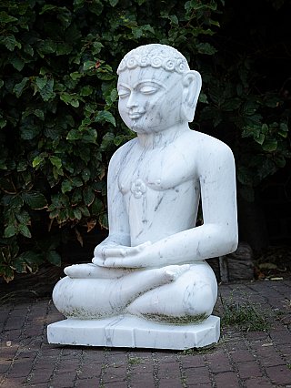 Sitzende Jain-Statue aus weißem Marmor, Dreiviertelansicht links mit Blick auf den Schoß