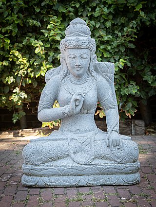 Dewi-Tara-Statue aus Indonesien, sitzend in Frontalansicht mit Krone und Sockel