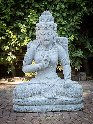 Dewi-Tara-Statue aus Indonesien, sitzend in Frontalansicht mit Krone und Sockel