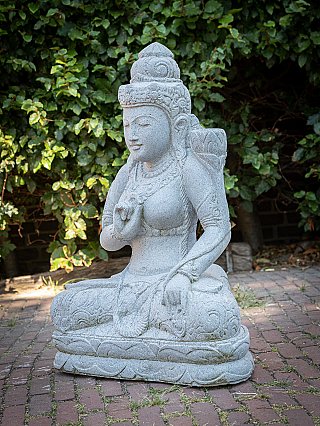 Indonesische Dewi-Tara-Statue in Dreiviertelansicht mit Handgeste und Sockeldekor