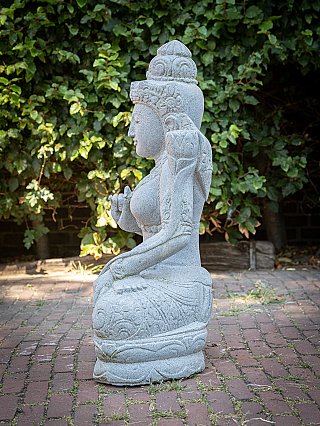 Dewi-Tara-Statue aus Indonesien, linke Seitenansicht mit Krone und Armschmuck