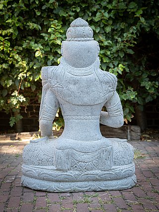 Sitzende Dewi-Tara-Statue, Rückansicht mit Reliefdetails am Rücken und Schultertuch