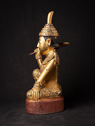 Burmesische Nat-Statue aus Holz, Seitenansicht mit Kopfschmuck und Armhaltung