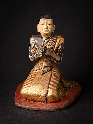 Antike burmesische Mönchsstatue aus Holz, sitzend in Namaskara-Mudra, Frontalansicht