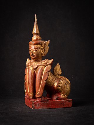 Hölzerne Nat-Statue aus Myanmar mit blattförmigen Ornamenten, Dreiviertelansicht links