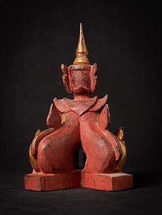 Antike hölzerne Nat-Statue, Rückansicht mit roter Fassung und spitzer Krone