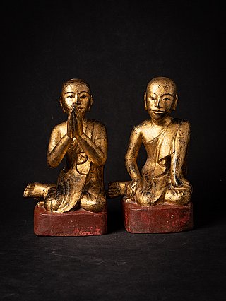 Zwei hölzerne Mönchsfiguren aus Myanmar, sitzend, Frontalansicht