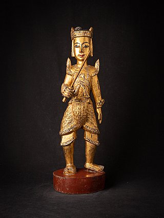 Antike hölzerne burmesische Nat-Statue auf rotem Sockel, stehend mit Schwert, Frontalansicht