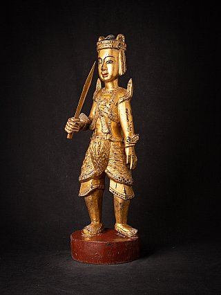 Hölzerne Nat-Statue aus Burma (Myanmar), Dreiviertelansicht mit Schwert und rotem Sockel