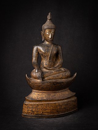 Sitzende Buddha-Statue aus Bronze (Thailand, Lanna), leicht gedrehte Ansicht mit Erdberührungsgeste