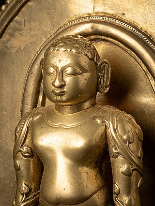 Three-quarter close-up of the head with curled hair pattern, arched niche behind
