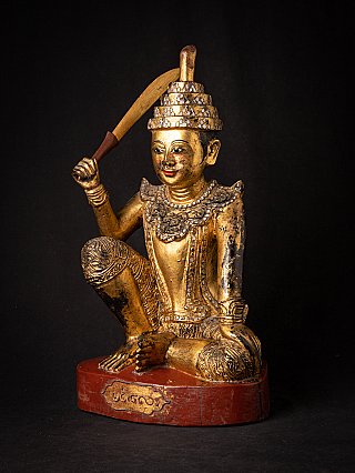 Houten Nat-beeld uit Myanmar met opgeheven zwaard, driekwartaanzicht van rechts