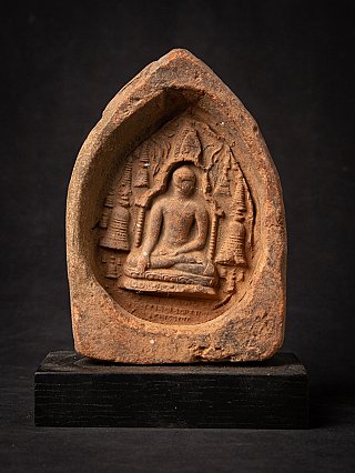 Bagan-Votivtafel aus Myanmar (12. Jh.), Frontansicht mit sitzendem Buddha im Relief