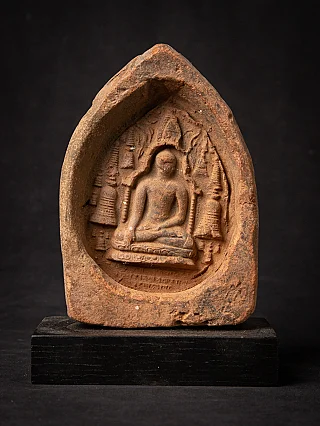 Bagan-Votivtafel aus Myanmar (12. Jh.), Frontansicht mit sitzendem Buddha im Relief