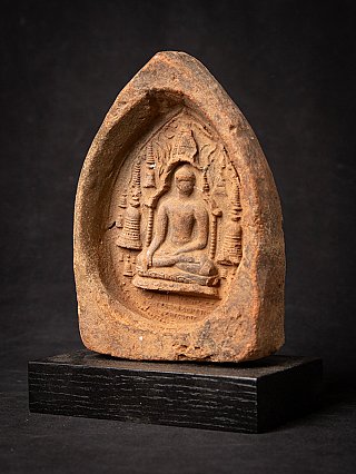 Votivtafel aus Myanmar, Dreiviertelansicht mit sitzendem Buddha-Relief