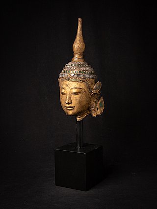 Shan Boeddhahoofd uit Myanmar in lakwerk, driekwartaanzicht met ingelegde kroonrand