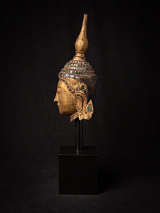 Antiek Shan Boeddhahoofd van lakwerk, linkse zijaanzicht met oorornament en hoofdtooi