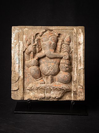 Indiaas Ganesha reliëfpaneel op standaard, frontaal met zichtbare verfresten