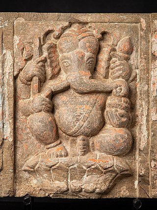 Detail van het midden van het Ganesha reliëf met buik en benen op de sokkelvorm