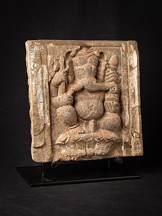 Ganesha reliëf op standaard, licht schuin gefotografeerd met afgesleten verf