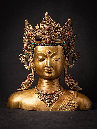 Nepalese bronzen Boeddhahoofd met kroon, frontaal aanzicht met ingelegde rode en blauwe accenten