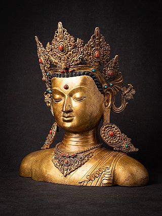 Bronzen Boeddhahoofd uit Nepal met rijk versierde kroon, driekwartaanzicht van links