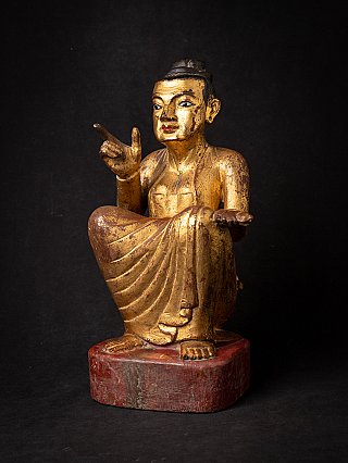 Houten Nat-beeld uit Burma met vergulde afwerking, zittend in driekwartaanzicht links