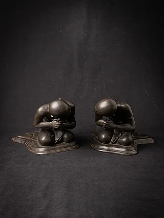 Paar burmesische Bronze-Mönchsstatuen, sitzend mit geneigtem Kopf und gefalteten Händen