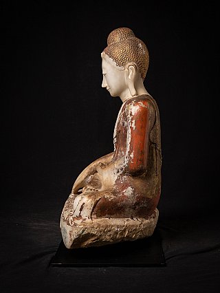 Sitzende Marmor-Buddha-Statue aus Burma, Seitenansicht mit rotbrauner Bemalung