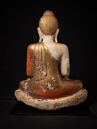 Rückansicht der Marmor-Buddha-Statue im Mandalay-Stil mit vergoldetem Haar und Gewand