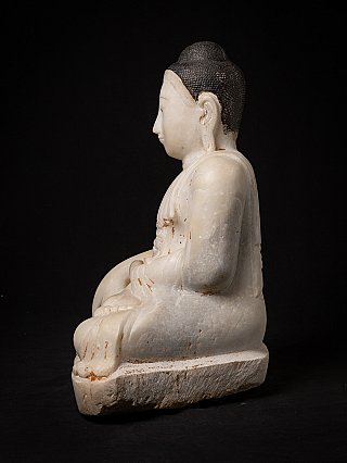 Sitzende Buddha-Statue aus Marmor, Burma, linke Seitenansicht mit Sockel