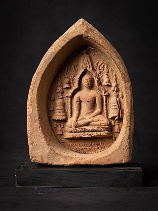 Bagan votieftablet uit Myanmar met zittende Boeddha in bhumisparsha mudra, frontaal