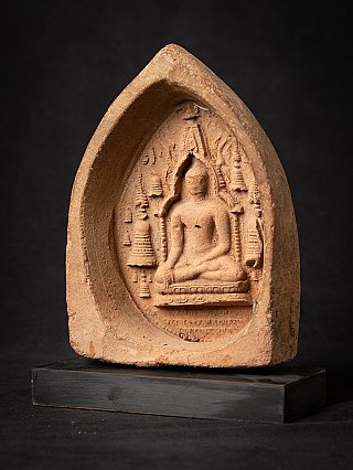 Bagan votieftablet met Boeddha in reliëf, driekwartaanzicht van rechts