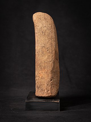 Zijkant van het Bagan votieftablet uit Myanmar, dikte en patina zichtbaar