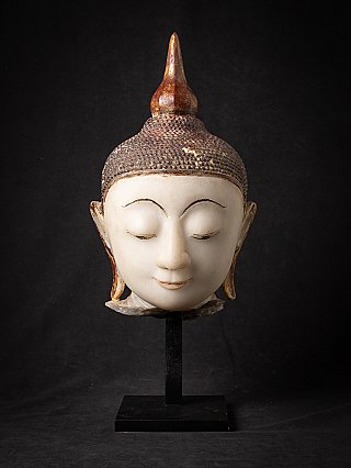 Marmeren Boeddhahoofd uit Burma (Myanmar), Shan-stijl, op sokkel, frontaal aanzicht