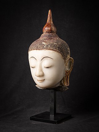 Boeddhahoofd in marmer uit Myanmar, Shan (Tai Yai), driekwartaanzicht links