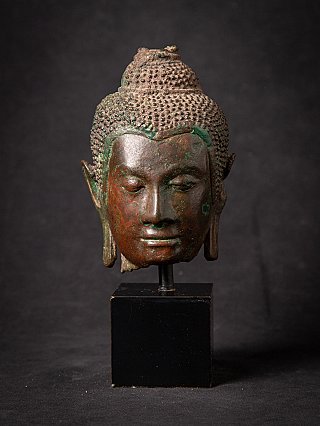 Bronzen Boeddhahoofd uit Thailand (U-Thong, 14e eeuw) op zwarte sokkel, vooraanzicht