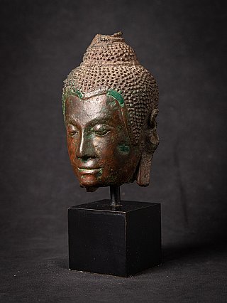 Thais bronzen Boeddhahoofd U-Thong, driekwartaanzicht met groene patina op wang en haar