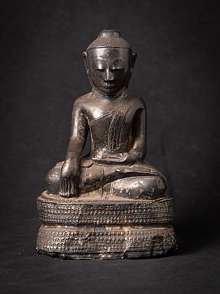 Burmesische Buddha-Statue der Ava-Zeit in Bhumisparsha-Mudra auf gemustertem Sockel, Frontalansicht