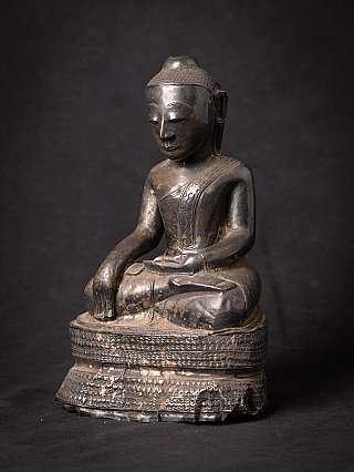 Sitzende Buddha-Statue aus Myanmar in Dreiviertelansicht mit Gewandbordüre und Stufensockel