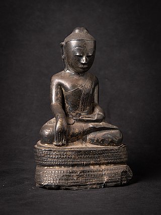 Burmesische Buddha-Statue in Erdberührungs-Geste, leicht gedrehte Ansicht mit sichtbarer Patina