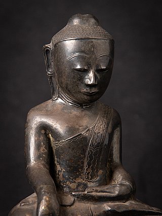 Detail von Gesicht und Oberkörper der Ava-Buddha-Statue mit gravierter Gewandbordüre