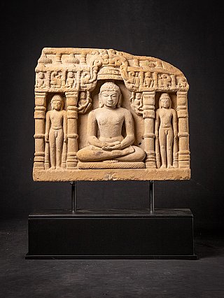 Antiek Indiaas stenen Jain-fragment met zittende figuur in dhyana mudra, frontaal op sokkel