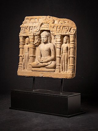 Indiaas stenen Jain-relieffragment met zittende figuur, driekwartaanzicht van rechts