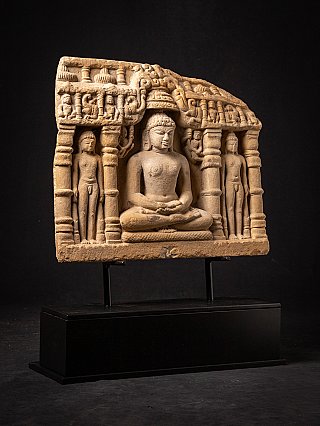 Antiek Jain-fragment in steen uit India, driekwartaanzicht met figuren en architectuur