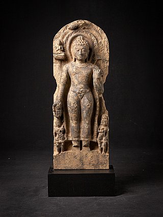 Hölzerne Buddha-Statue aus Indien als stehende Figur im Nischenrelief, frontal auf Sockel