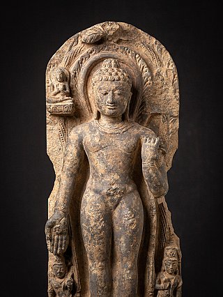 Frontaldetail der Buddha-Statue aus Holz: Gesicht mit Lockenhaar und Nimbus im Relief